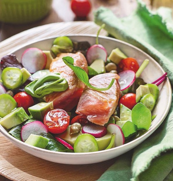 Aguacate con tataki de salmón y brotes
