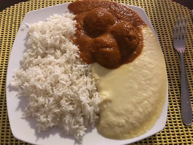 Albóndigas con puré de papa amarilla