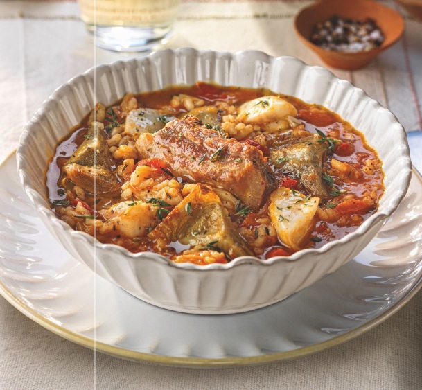 Arroz con bacalao, alcachofas y costilla de cerdo
