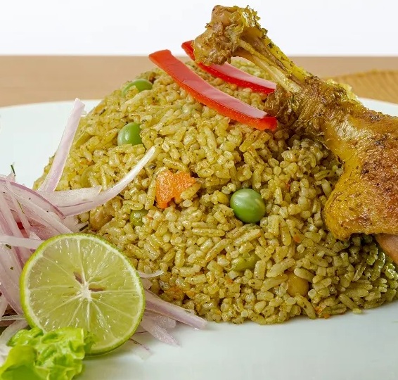 Arroz con pato peruano con chicha de jora
