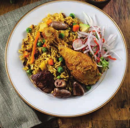 Arroz con todo el pollo al estilo criollo con salsa de rabanito y palta