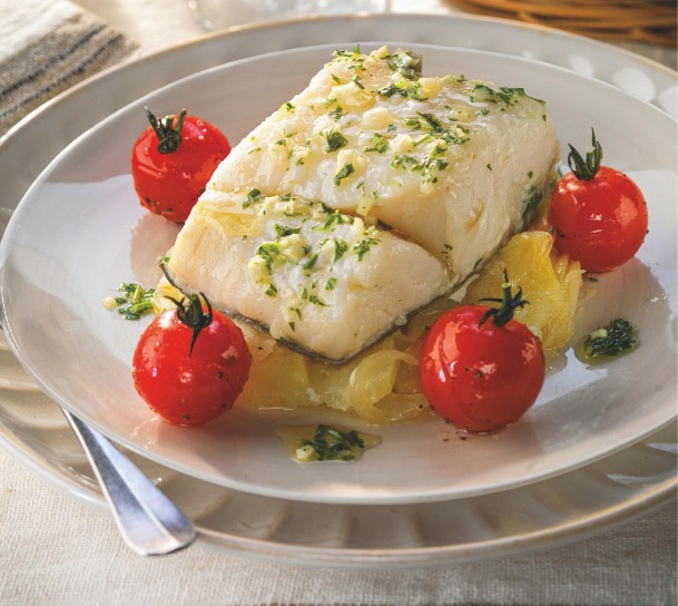 Bacalao con patatas asadas, cebolla y cherrys
