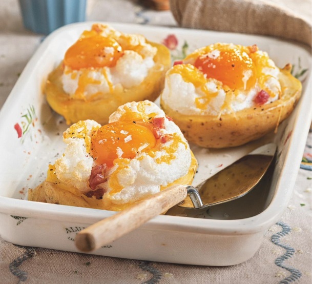 Barcas de patata rellenas con huevos nube