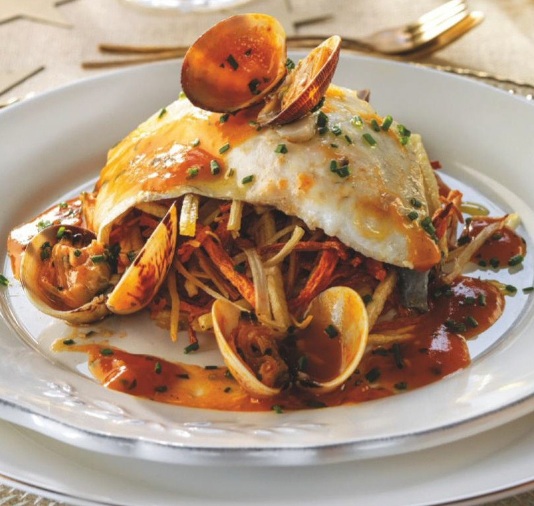 Besugo con verduras paja y salsa de almejas