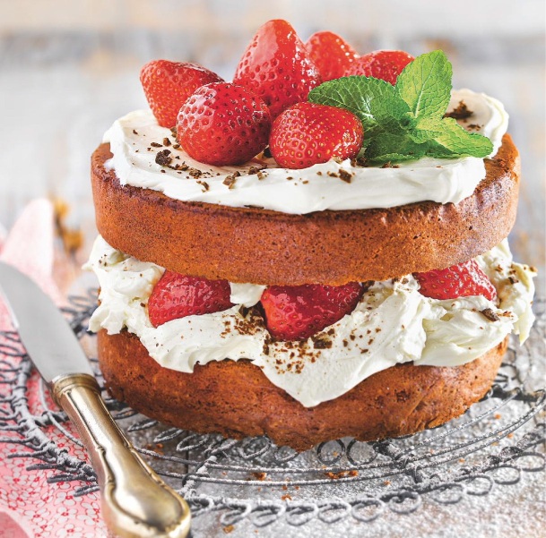 Bizcocho de cacao con fresones y chantillí