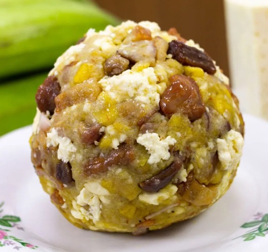 Bolón de verde tradicional ecuatoriano
