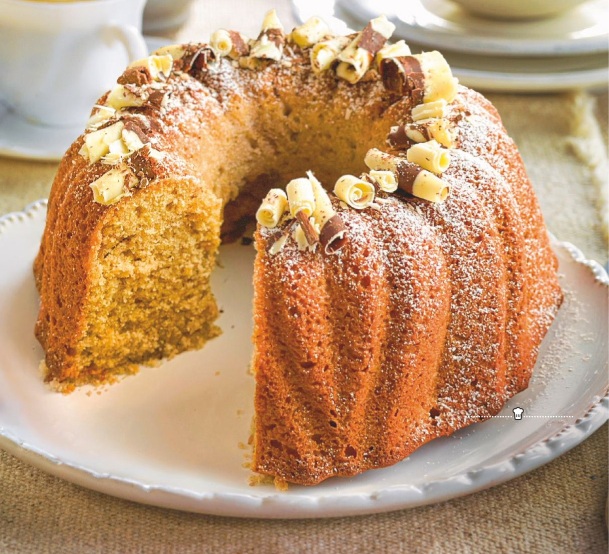 Bundt cake de yogur y chicharrones