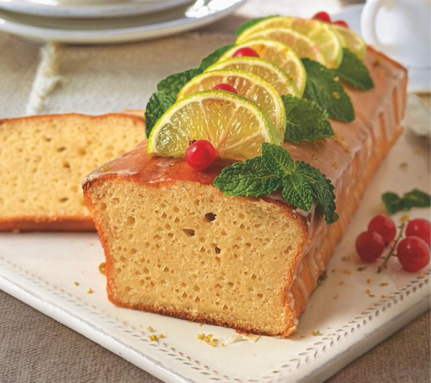 Cake de lima glaseado con grosellas y hojas de menta