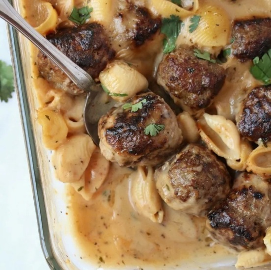 Cazuela de Albóndigas Suecas con Fideos