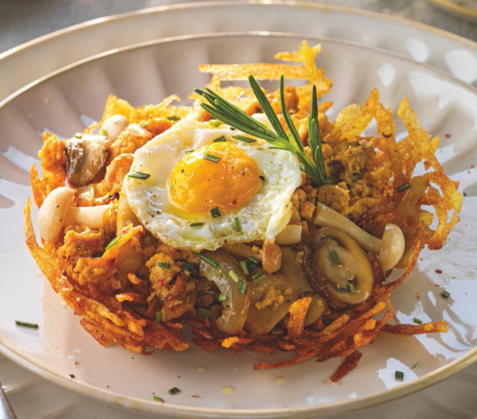 Cestitas de patata rellenas de revuelto de setas con huevo de codorniz