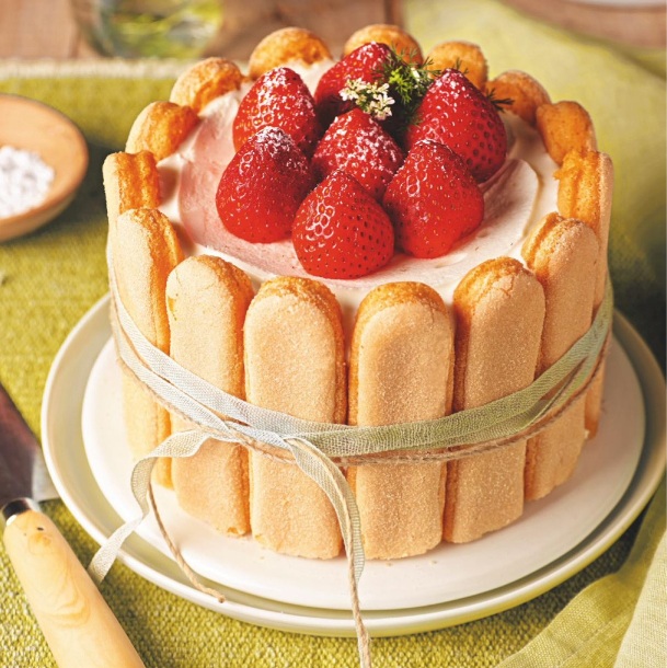 Charlota de yogur y limón con fresones