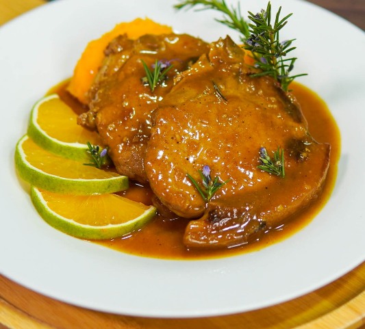 Chuleta de cerdo en salsa de naranja