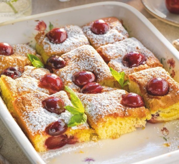 Coca jugosa de cerezas