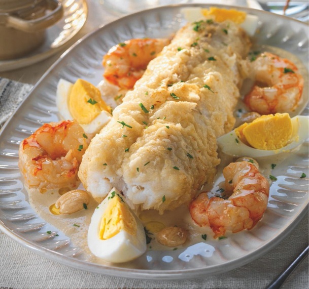 Colita de rape con gambas, huevo y salsa de almendras