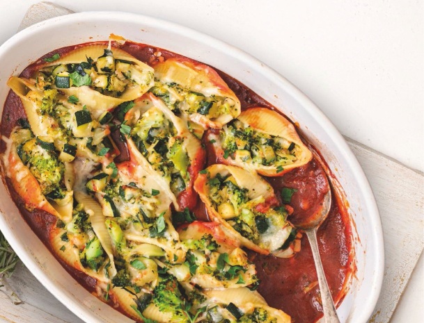 Conchas rellenas de brócoli, y calabacín sobre salsa de tomate