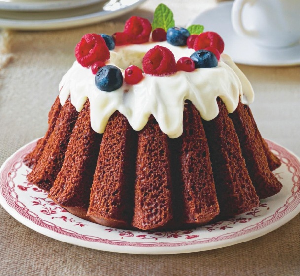 Corona red velvet con crema de queso y frutas rojas