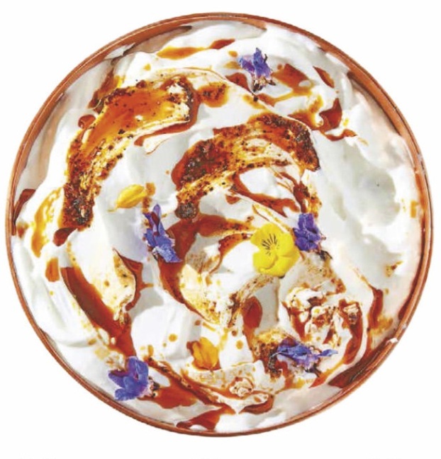 Dip de jocoque con flores comestibles y aceite de chile