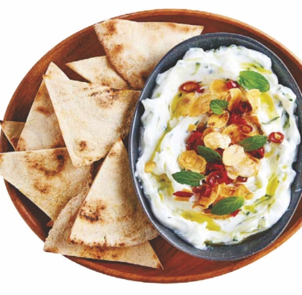 Dip de Tzatziki con ajo frito – Receta rápida y fresca con toque crujiente