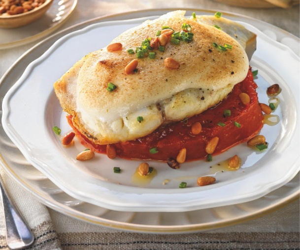 Dorada con muselina de ajo sobre compota de tomate