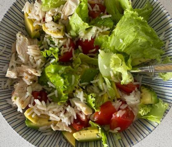 Ensalada Completa de Arroz, Palta (Aguacate) y Tomate