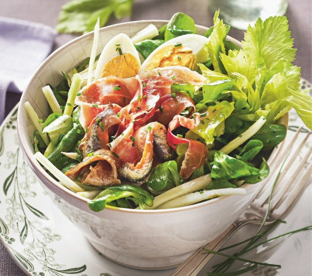 Ensalada con jamón, anchoas y huevo