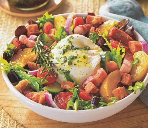 Ensalada de beicon y pan frito con burrata