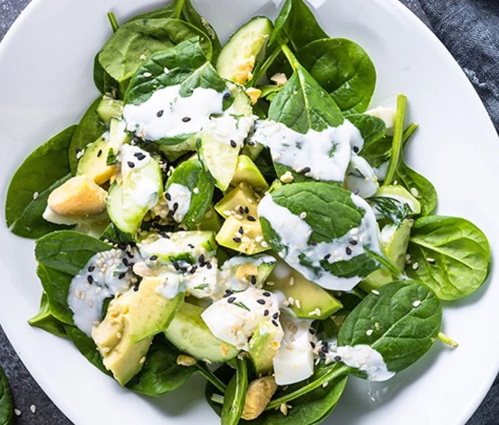 Ensalada de Espinacas y Aguacate con Huevo y Yogur