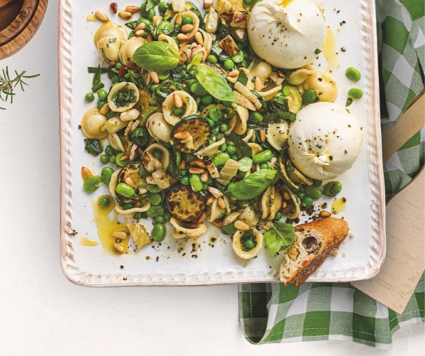 Ensalada de pasta con habitas y burrata