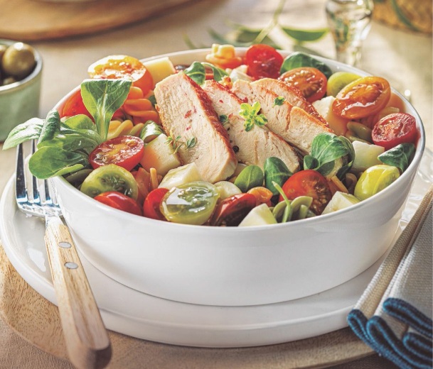 Ensalada de pasta con pollo y berros