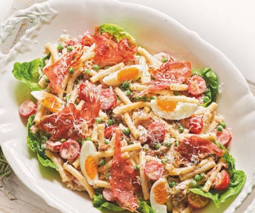 Ensalada de pasta y cherrys con salsa de parmesano