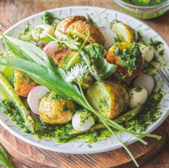 Ensalada de patata y espárragos con pesto