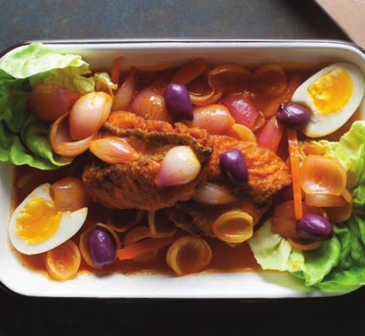 Escabeche Amarillo con pescado frito y aderezo criollo