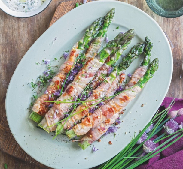 Espárragos al horno envueltos en beicon