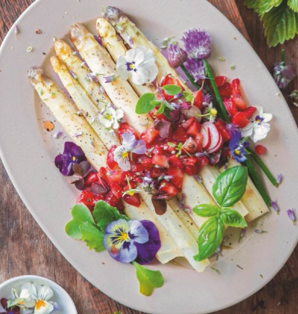 Espárragos blancos con ensalada de fresa