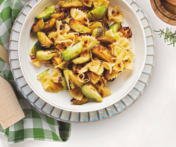 Farfalle con coles de Bruselas asadas