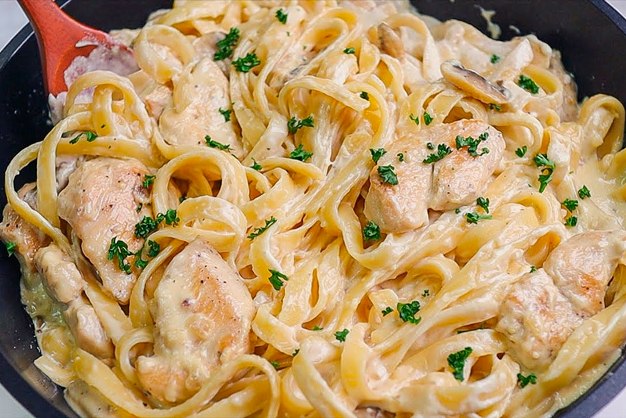 Fettuccine Alfredo con Pollo