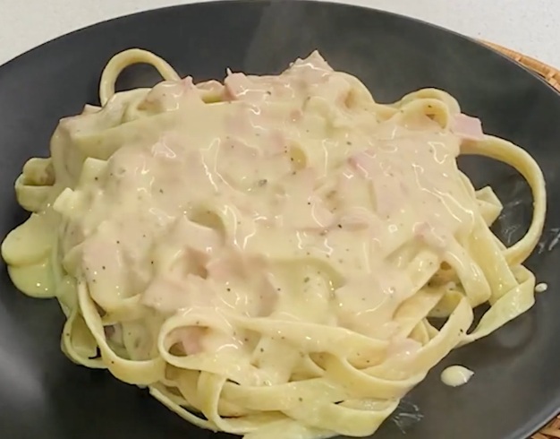Fettuccini a lo Alfredo con jamón