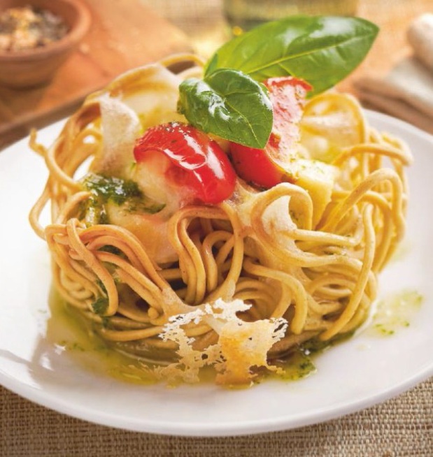 Fideos chinos con pollo y pesto, en nido