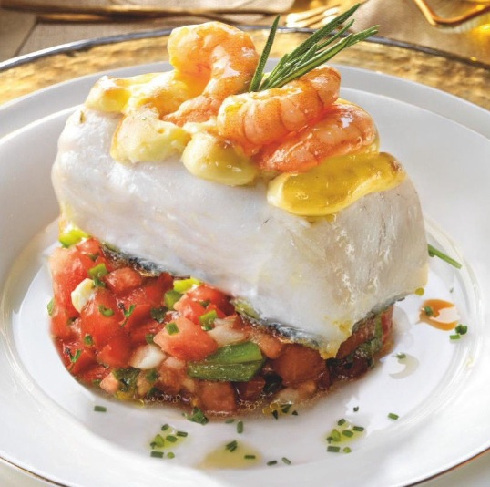 Gratén de merluza y gambas sobre pipirrana