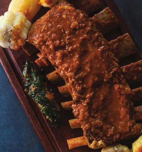 Huatia – Receta Tradicional con Costillar de Res y Hierbas