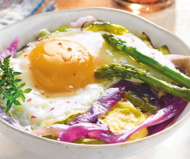 Huevos al plato con espárragos y cebolla