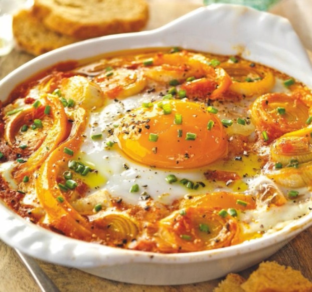 Huevos al plato con pimiento amarillo