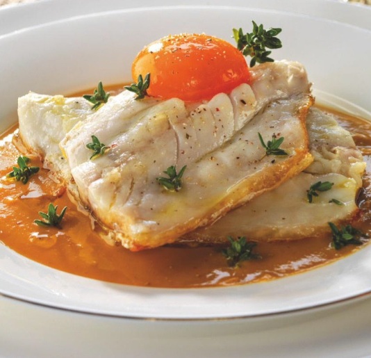 Lubina con yema curada y salsa de marisco