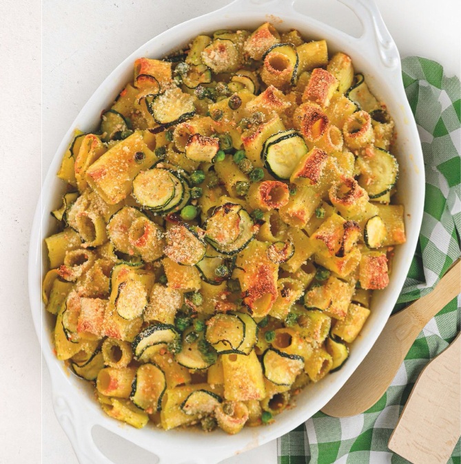 Macarrones gratinados con calabacín y guisantes