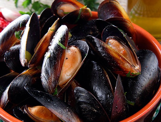 Mejillones al Vapor con Ajo y Guindilla