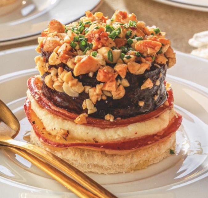 Milhojas de manzana con queso cremoso y morcilla crujiente