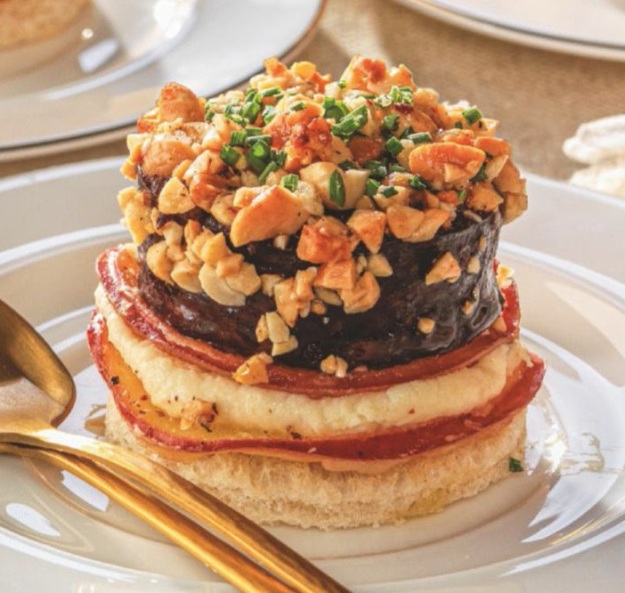 Milhojas de Manzana con Queso y Morcilla Crujiente