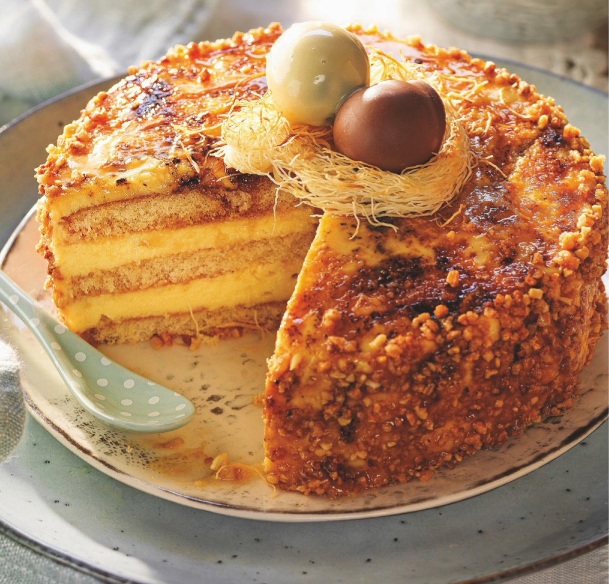 Mona catalana con almendra y crema de yema tostada