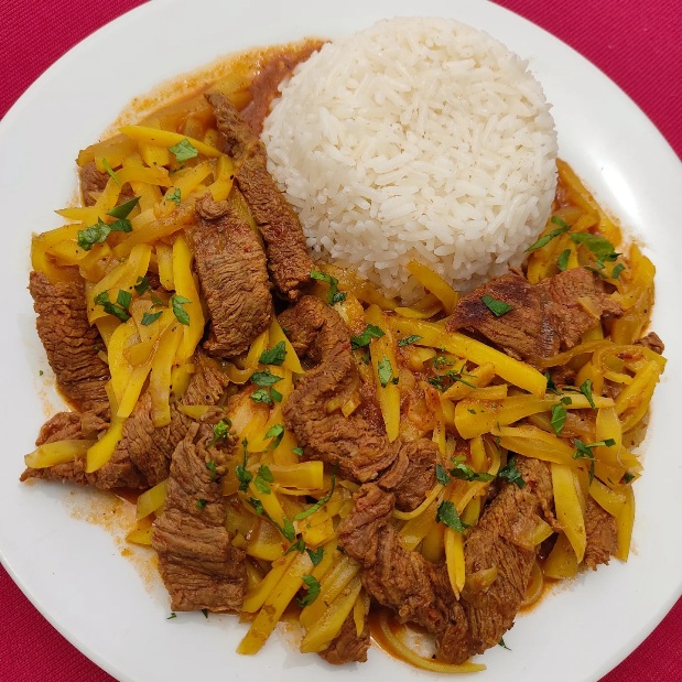 Olluquito con carne al estilo tradicional peruano