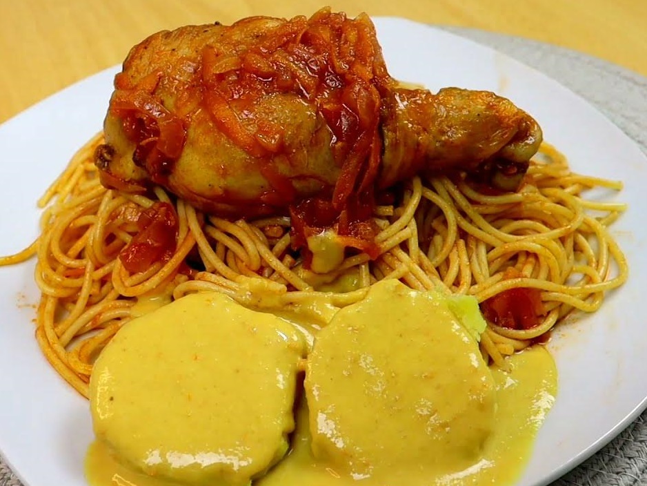 Papa a la hauncaina con tallarines rojos